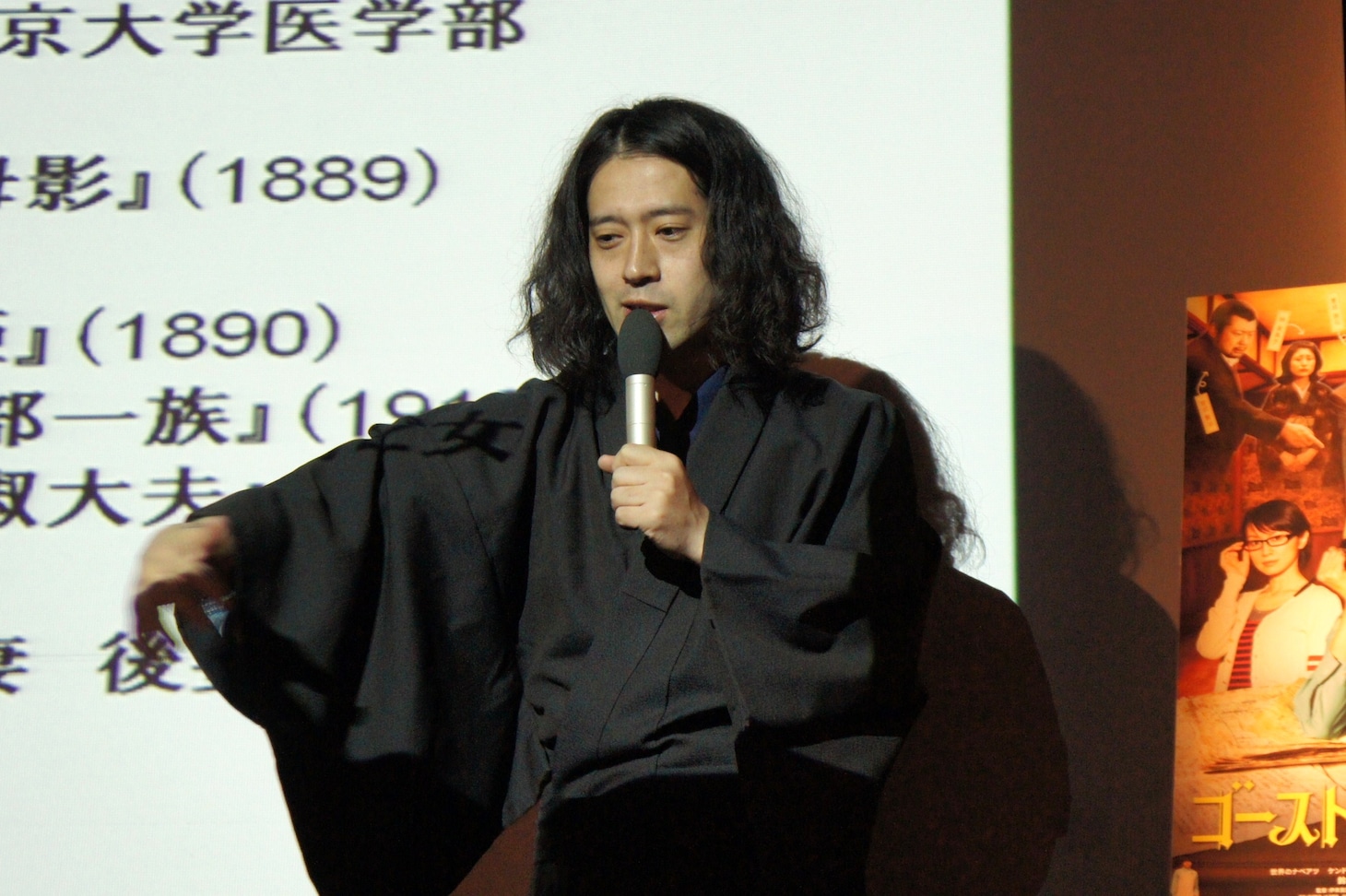 ピース又吉。「森鴎外の墓は、太宰治の墓の斜め前にある」と、その位置関係を手振りで解説した。