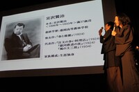 ケンドーコバヤシ演じる宮沢賢治の写真に、ピース又吉（右端）は「むき出しのケンコバさんじゃないですか！ 寄せてもないじゃないですか！」とツッコんでいた。