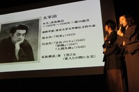 フルーツポンチ村上演じる太宰治のプロフィールを前に、太宰論を展開するピース又吉（右端）。