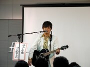 学生たちの目の前で「冷やし中華はじめました」を熱唱するAMEMIYA。