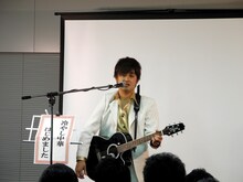 学生たちの目の前で「冷やし中華はじめました」を熱唱するAMEMIYA。