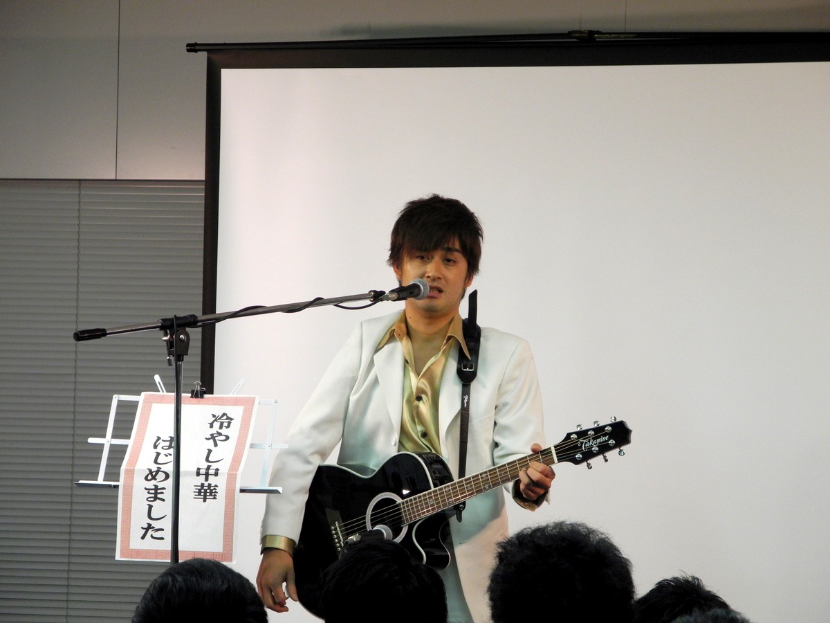 学生たちの目の前で「冷やし中華はじめました」を熱唱するAMEMIYA。