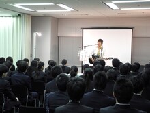 「就職活動はじめました」を披露するAMEMIYA。