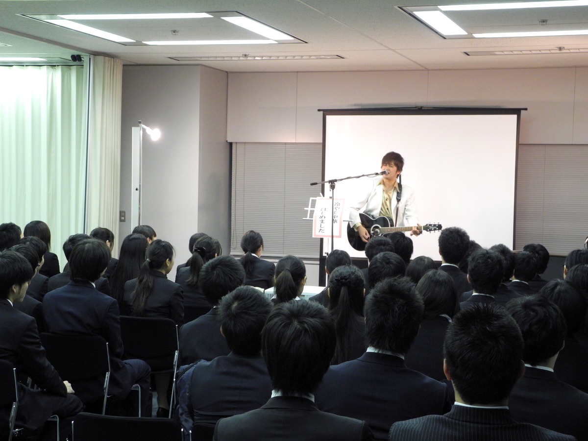 「就職活動はじめました」を披露するAMEMIYA。