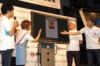 新アプリ「開運パワーフード POWERED BY TAKASHI FUJII」を紹介する藤井（左端）。