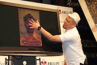 「皮膚娘」の画面内に取り込まれた宮川大輔の顔の皮膚をめくろうとする川島。