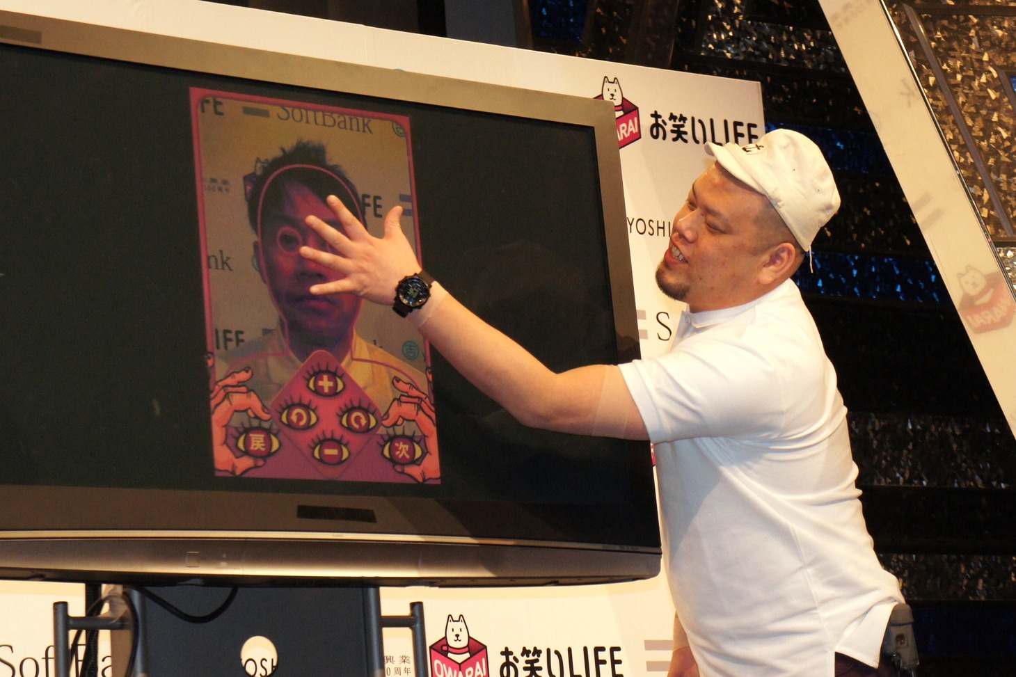 「皮膚娘」の画面内に取り込まれた宮川大輔の顔の皮膚をめくろうとする川島。