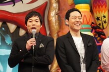 「やりすぎ都市伝説～新時代の扉 2012～」の今田耕司と東野幸治（左から）。写真は番組収録前に行われた記者会見の模様。