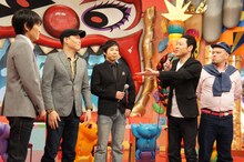 千原兄弟（左）に「久しぶり」と呼びかける東野幸治（右から2人目）。