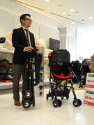 Apricaのバギー「STICK」2012年モデルを説明する担当者。