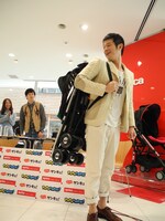 Apricaのバギー「STICK」2012年モデルの軽さや持ち運びやすさを実感する庄司。