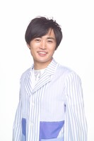 新番組「業界トップニュース」に出演する劇団ひとり。