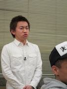 「あたりまえ体操」を歌う樋口太陽。