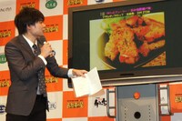 「カリッとジューシー！ 旨み塩豚揚げ焼」を紹介するノブコブ吉村。