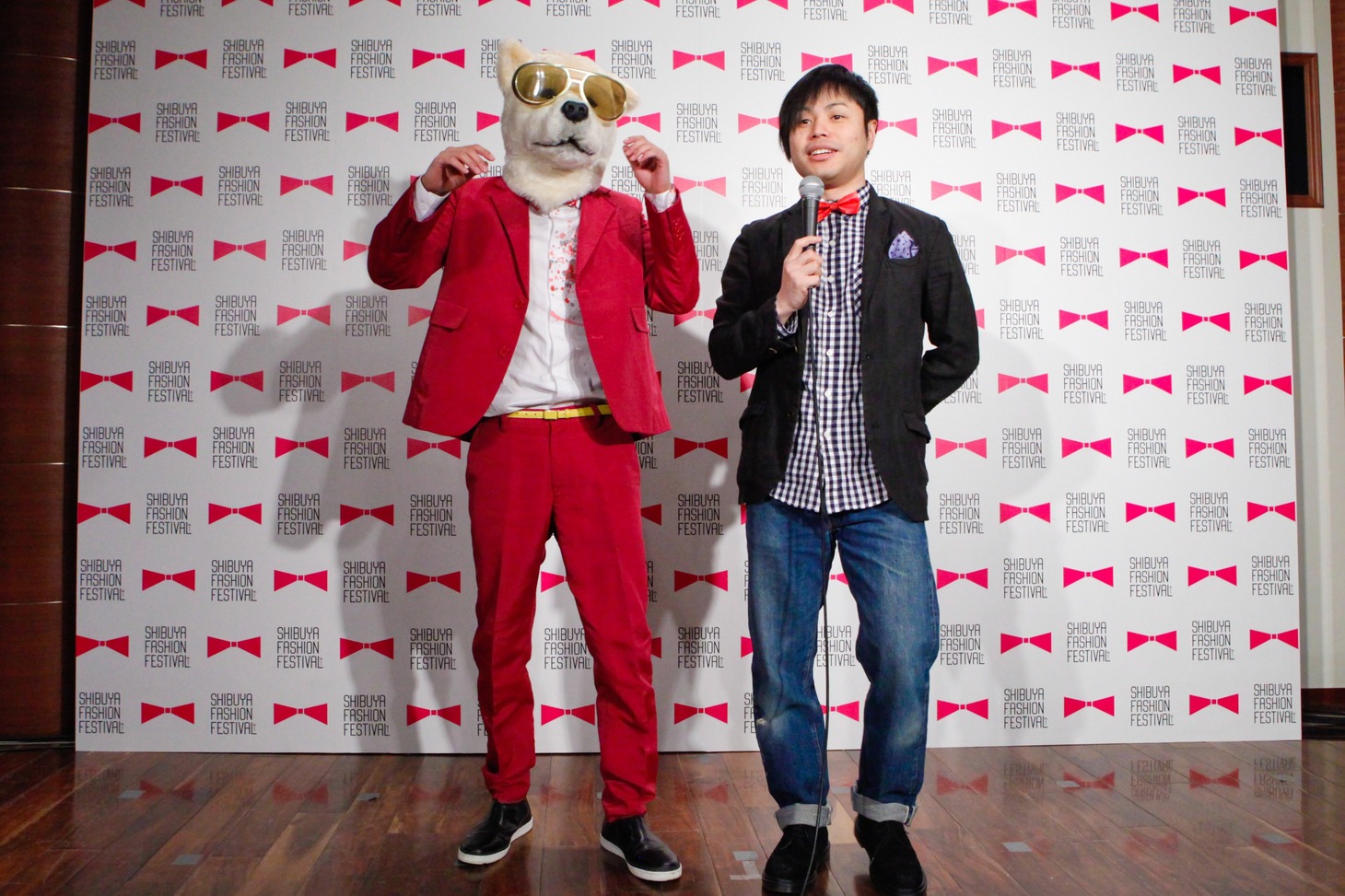 「SHIBUYA FASHION FESTIVAL Vol.1」の記者発表会に出席したNON STYLE。石田（左）はハチ公のかぶりもので登場した。