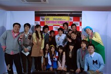 「アニメのキカク」MCのドランクドラゴン、吉木りさ（左から）と「－アニメをマネちゃえ！ものまねグランプリ！☆キカク－」の出演者たち。(c)ひかりTV