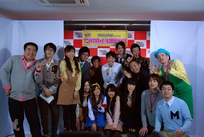 「アニメのキカク」MCのドランクドラゴン、吉木りさ（左から）と「－アニメをマネちゃえ！ものまねグランプリ！☆キカク－」の出演者たち。(c)ひかりTV