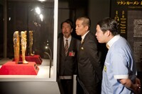 「ツタンカーメン」の内覧をするタカアンドトシ。