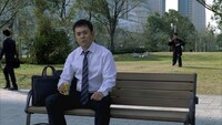 缶コーヒー「キリンファイア」の新テレビCM「本音を言おう。公園」編に出演するくりぃむ有田（手前）。その背後で相方・上田が太極拳をしている。