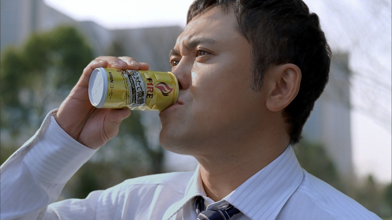 缶コーヒー「キリンファイア」の新テレビCM「本音を言おう。公園」編に出演するくりぃむしちゅー有田。