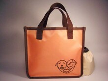 映画「LOVE　まさお君が行く！」の前売特典「おさんぽバッグ」。松本秀樹が監修。(c)2012「LOVE まさお君がいく！」製作委員会