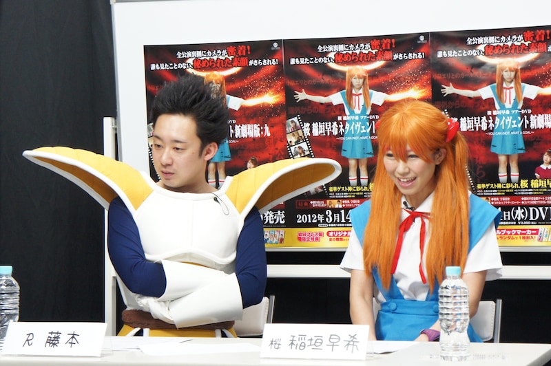 「単独DVD発売記念 ニコニコ生放送観覧＆『○○バカァ！』会」に出演した桜 稲垣（右）とR藤本（左）。