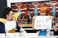 桜 稲垣（右）が発表した「未公開ニュース」。R藤本（左）はしきりに首を傾げていた。