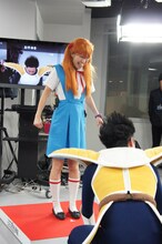 「○○バカァ！」会の見本を見せる桜 稲垣（後方）とR藤本（手前）。稲垣に「ベジータ、あんたバカぁ!?」とののしられたR藤本は「もうダメだ！ おしまいだ！」と膝から崩れ落ちていた。