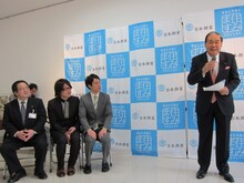 大村日出雄茅ヶ崎市観光協会会長の言葉に耳を傾ける囲碁将棋。
