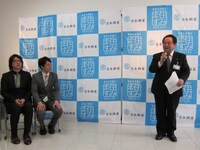 服部信明茅ヶ崎市長の言葉に耳を傾ける囲碁将棋。