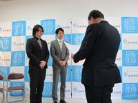 茅ヶ崎市観光協会50周年親善大使就任式の模様。