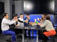 乾杯だけで何種類ものギャグを持つ入江。