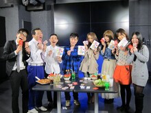 東京・SHIDAX 新宿セントラルロードクラブにて、カラテカ入江が総合プロデュースを務める「合コンモテモテカードゲーム」の実演を行った入江、相方の矢部、ザ・パンチ。