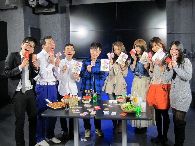 東京・SHIDAX 新宿セントラルロードクラブにて、カラテカ入江が総合プロデュースを務める「合コンモテモテカードゲーム」の実演を行った入江、相方の矢部、ザ・パンチ。