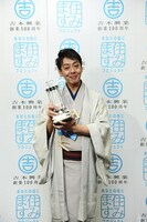 「日本元気大賞2012」大賞を受賞した秋田県住みます芸人の桂三若。(c)吉本興業