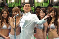 「孫の喜ぶ顔が見たい」主催のオードリー春日。(c)日本テレビ