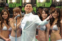 「孫の喜ぶ顔が見たい」主催のオードリー春日。(c)日本テレビ