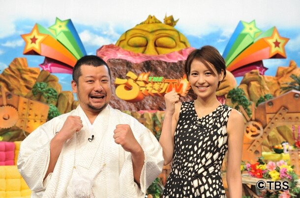 新番組「THEぶっちぎりTV」でメインMCを務めることが決定したケンドーコバヤシ(左)と、進行役の青木裕子TBSアナウンサー(右)。(c)TBS