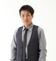 「第1回 キッザニアお笑い道場 in 東京」に登場するますだおかだ増田。