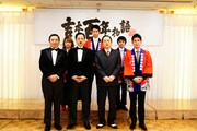 「吉本百年物語 5月公演 キミとボクから始まった」に出演する（前列左から）中川家礼二、板尾創路、六平直政、西村和彦、（後列左から）海原やすよ、南圭介、中川家剛。
