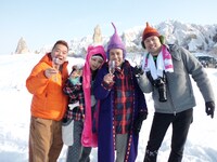 「東野・岡村の旅猿　プライベートでごめんなさい」でトルコの旅に出演する（左から）出川哲朗、misono、ナインティナイン岡村、東野幸治。(c)日本テレビ