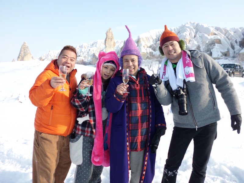「東野・岡村の旅猿　プライベートでごめんなさい」でトルコの旅に出演する（左から）出川哲朗、misono、ナインティナイン岡村、東野幸治。(c)日本テレビ