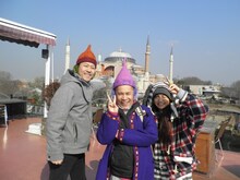 「旅猿」でトルコの旅に臨む東野幸治、ナインティナイン岡村、misono（左から）。(c)日本テレビ