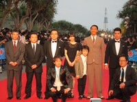 映画「ワーキング・ホリデー」より、ほんこん、ガレッジ―セール・ゴリ、AKIRA、林遼威、逢沢りな、ほか。