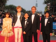 映画「ヒノマル♪ドリーム」より、カラテカ矢部、ニコラス・エドワーズ、福田沙紀ほか。