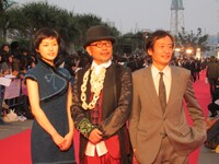 映画「R-18文学賞 ～vol.1自縄自縛の私」より、竹中直人、平田薫、奥山和由。