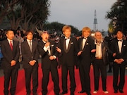 映画「営業100万回」より、ジャルジャル、くまだまさし、ほか。