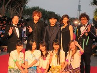 映画「ハイザイ～神さまの言うとおり～」より、笑い飯・西田、ともさかりえ、落合モトキ、スネオヘアー、ラッキーカラーズほか。