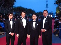 映画「タバコイ～タバコで始まる恋物語」より、ピース又吉、品川庄司・庄司。