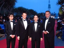 映画「タバコイ～タバコで始まる恋物語」より、ピース又吉、品川庄司・庄司。